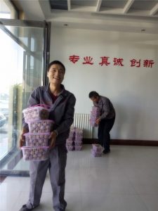 公司為全體員工發(fā)放中秋福利