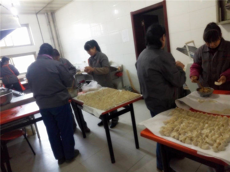 冬至吃餃子 情暖職工心