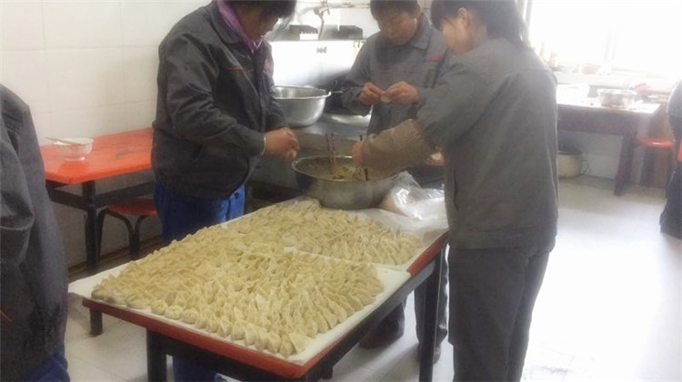 冬至吃餃子 情暖職工心