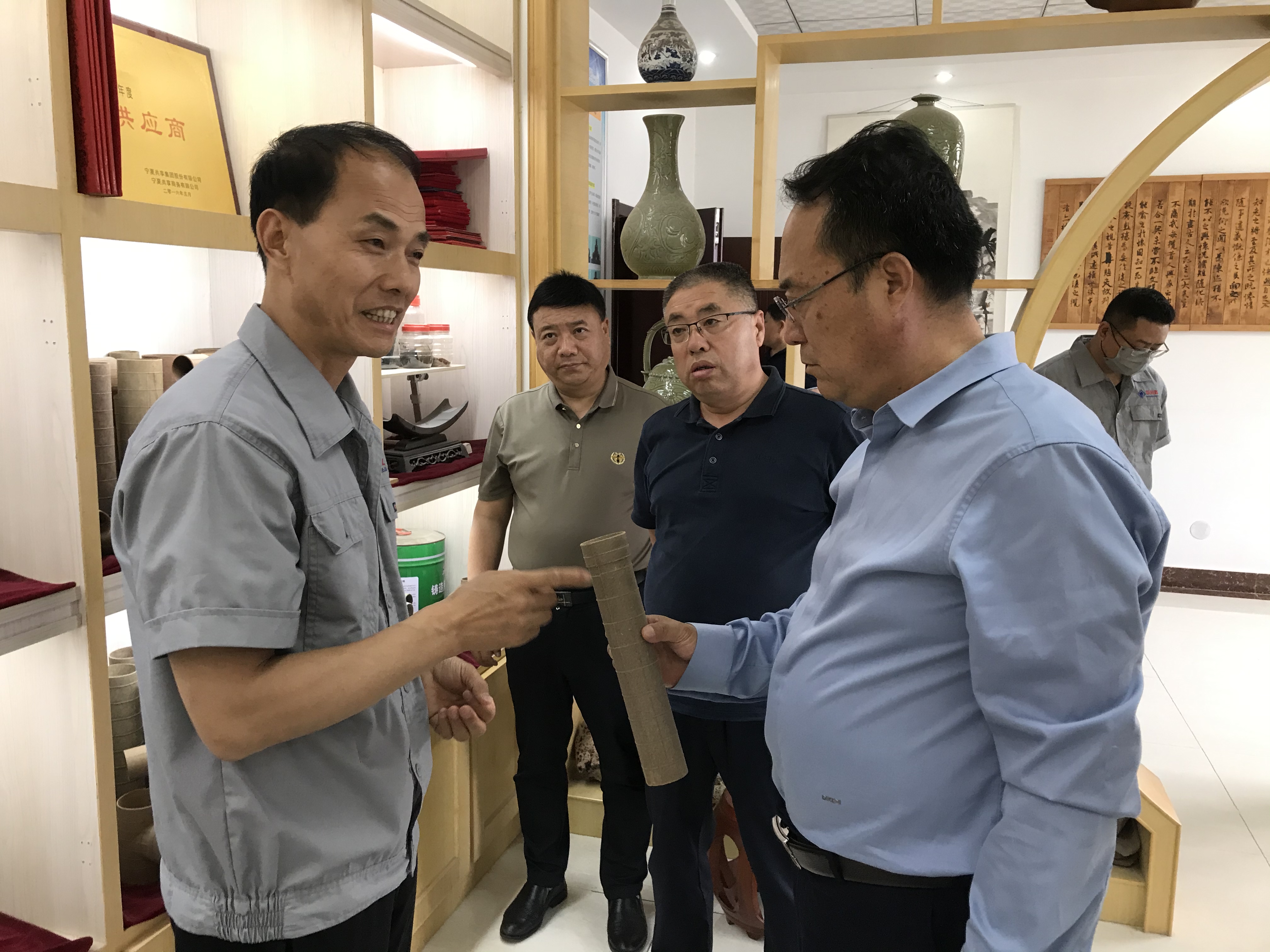 區(qū)委副書記、區(qū)長(zhǎng)彭世忠走訪調(diào)研寶雞華光鑄造材料科技有限公司